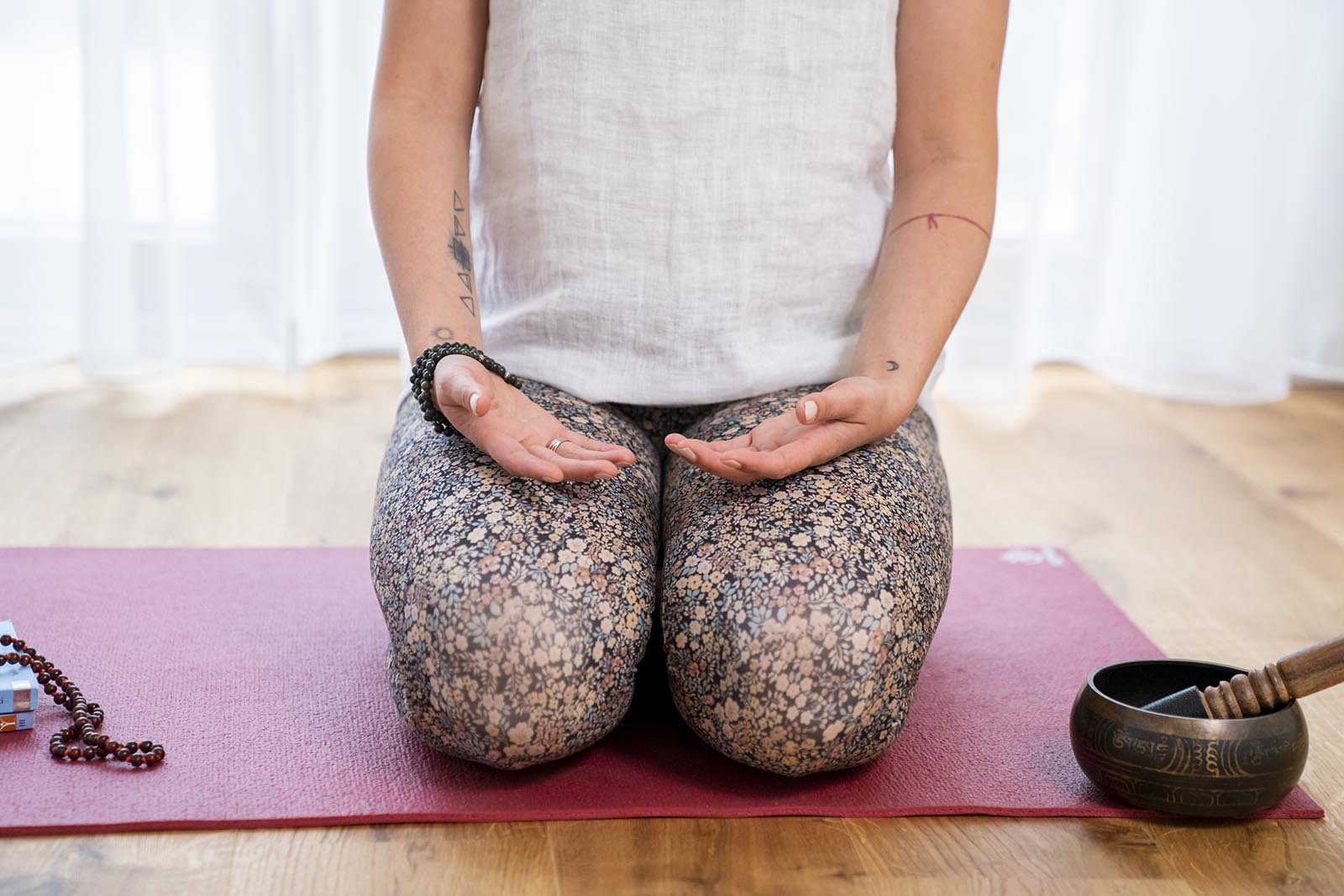 Jelena Drofenik-Premauer – #yogadoula – Nahaufnahme bei meditieren Jelena Drofenik-Premauer - #yogadoula - Nahaufnahme bei meditieren